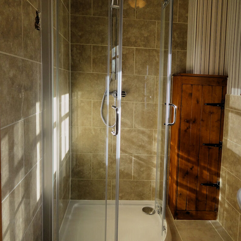 Shower room Self Catering Accommodation at Tyrella House, Shebbear